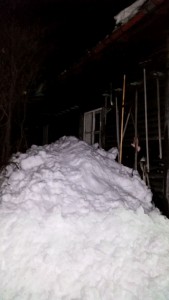 Snöras vid garageväggen